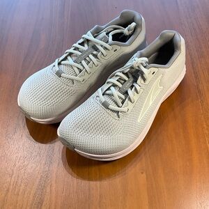 Altra Escalante 4 women’s  Light Gray Athletic Shoes sample